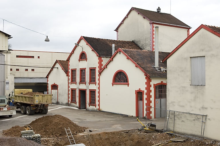 Atelier de fabrication et cuverie. Vue de trois quarts arrière.
