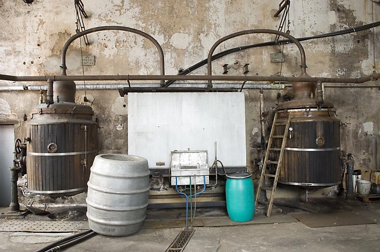 Ancien atelier de distillation. Alambics Egrot-Grangé de 10 hl (mur sud).