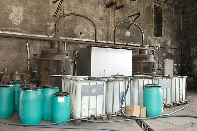 Ancien atelier de distillation. Alambics Egrot-Grangé de 10 hl (mur ouest).