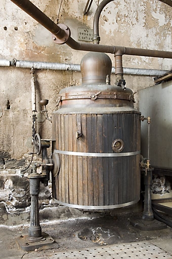 Ancien atelier de distillation. Détail d'un alambic Egrot-Grangé.