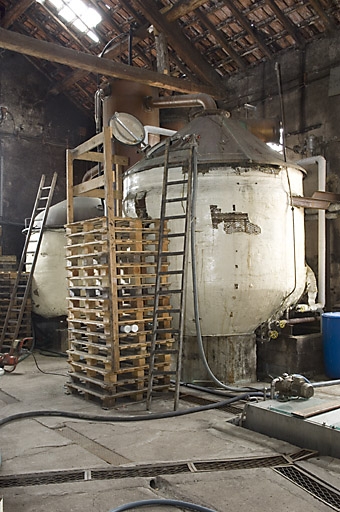 Ancien atelier de distillation. Alambics de 100 hl.