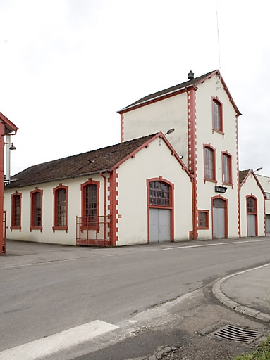 Atelier de fabrication et cuverie. Vue de trois quarts.