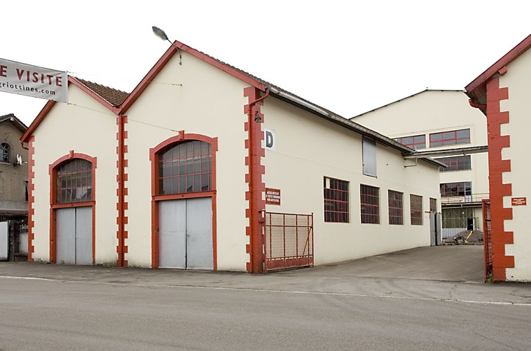 Atelier de réparation. Vue de trois quarts.