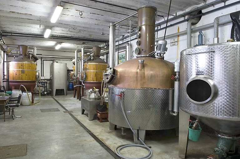 Atelier de distillation. Vue d'ensemble depuis l'entrée.