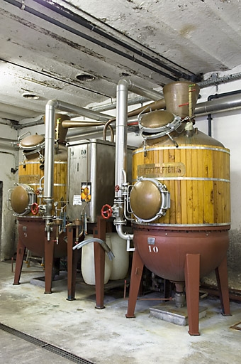 Atelier de distillation. Deux alambics Tournaire.