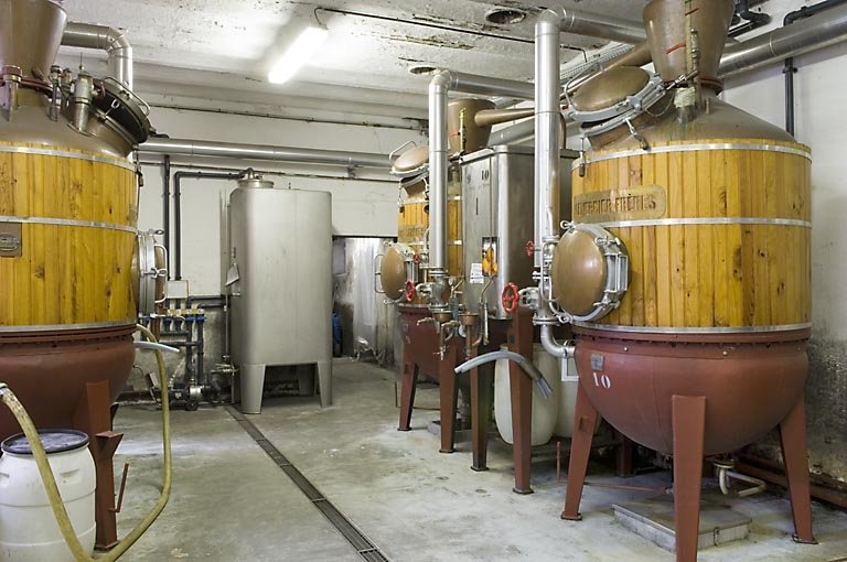 Atelier de distillation. Alambics Tournaire.