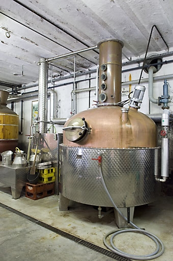 Atelier de distillation. Alambic Arnold Holstein.