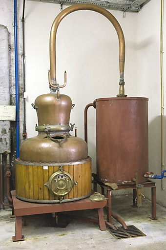 Atelier de distillation. Alambic Rump.