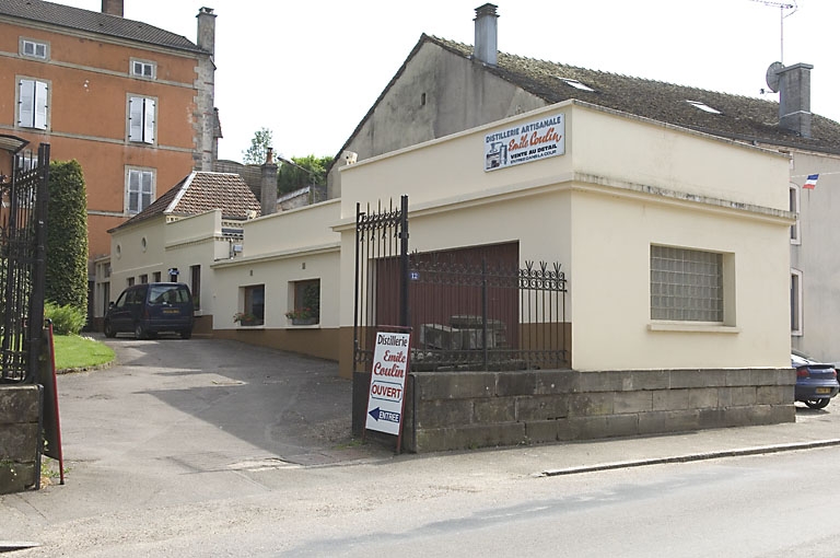 Bureaux et magasin industriel.