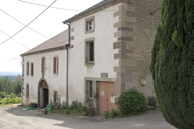 Logement, parties agricoles et chai.
