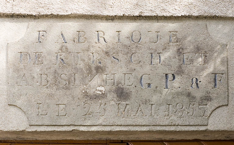 Cartouche figurant sur le linteau de porte de l'ancien atelier de fabrication.