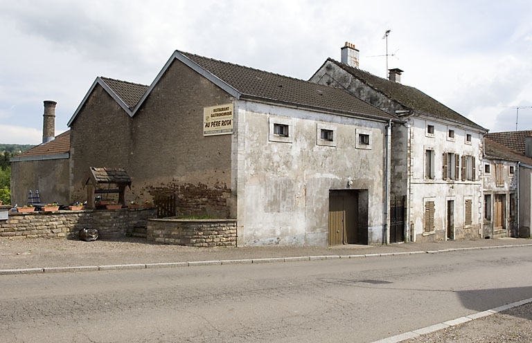 Atelier de fabrication et chai au premier plan, logement au second plan.