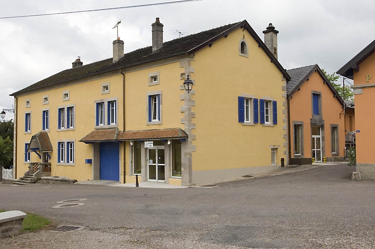 Logement et atelier de distillation.