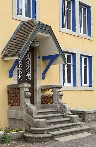Logement principal. Le perron.