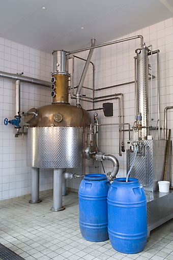 Atelier de distillation. Alambic Arnold Hosltein.