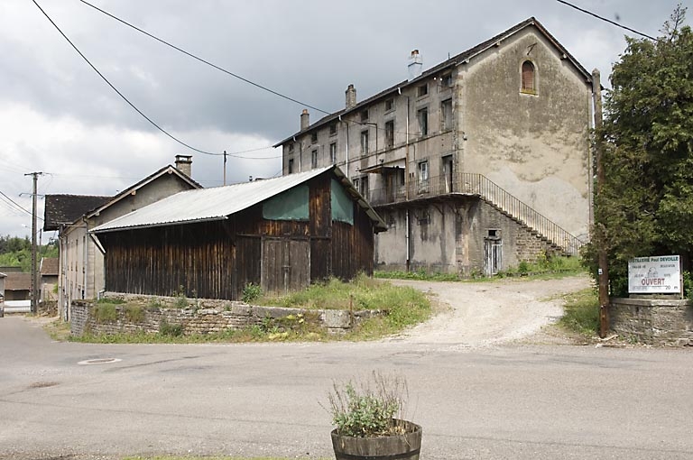 Menuiserie et logement ouvrier vus de trois quarts.