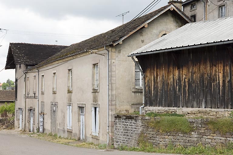 La menuiserie. Vue depuis le sud.