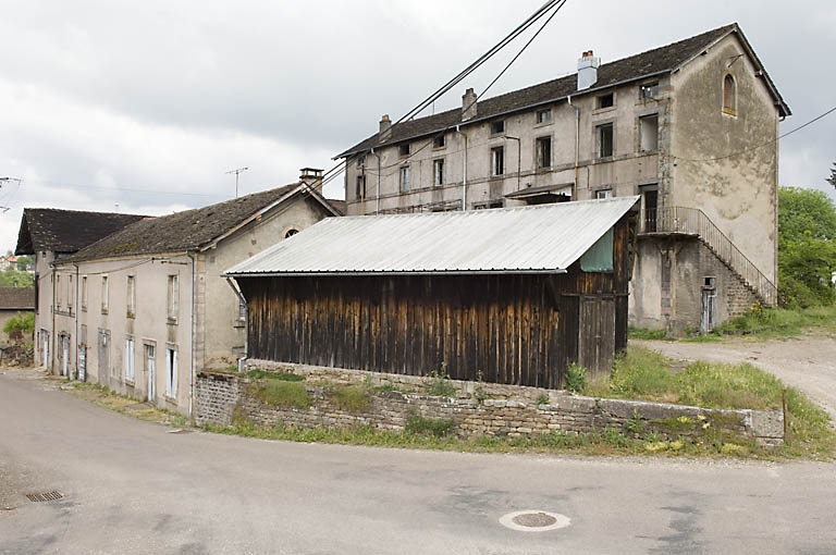 Vinaigrerie, menuiserie et logement ouvrier vus de trois quarts.