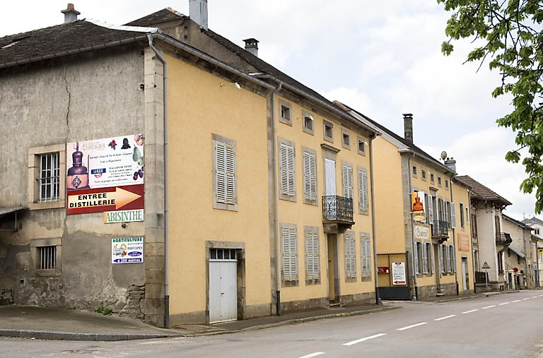 Bâtiments sur la rue de la Gare.