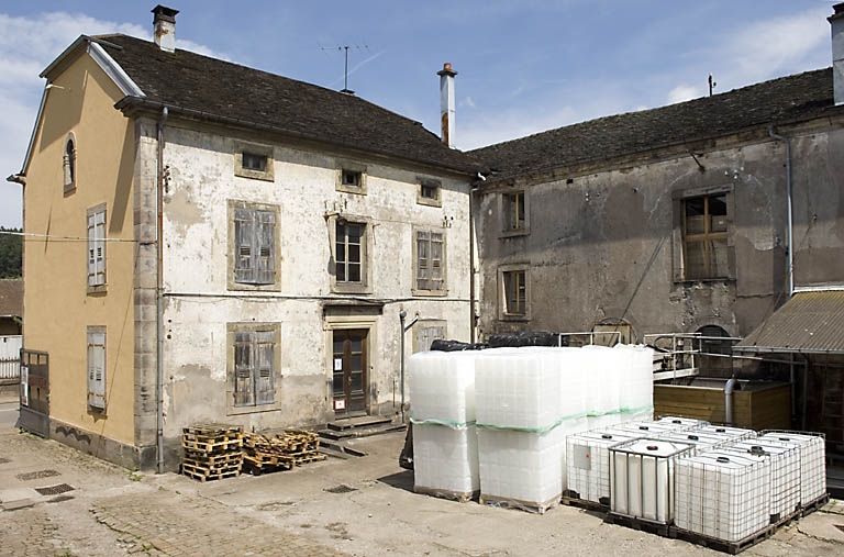 Angle nord-est de la cour.