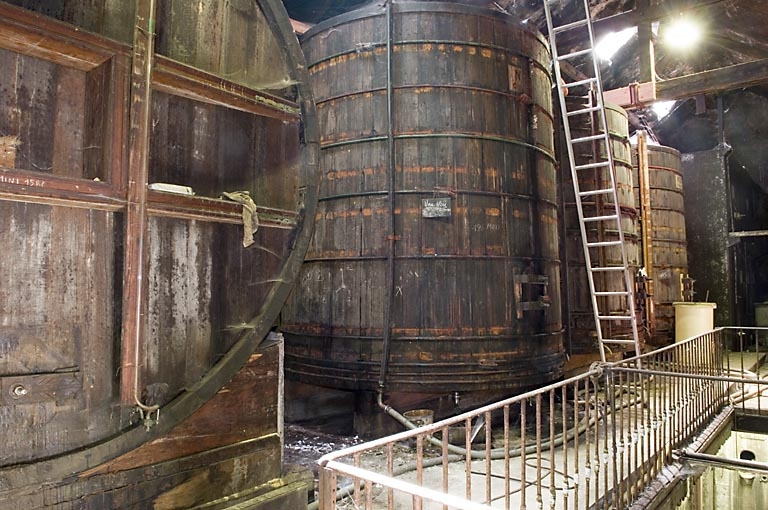 Etage de la cuverie. Alignement de foudres.