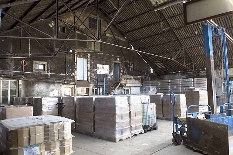 Partie couverte (ouest) de la cour.