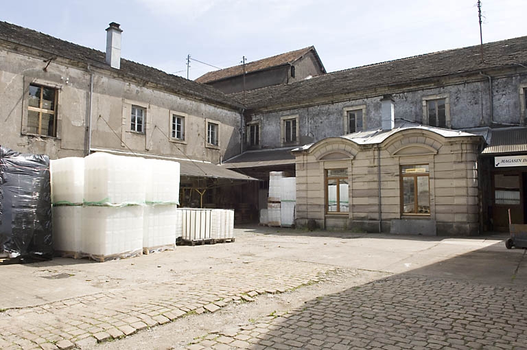 La cour vue depuis l'entrée.