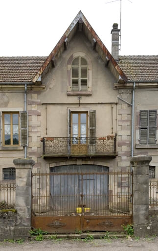 Façade antérieure. Pignon central.