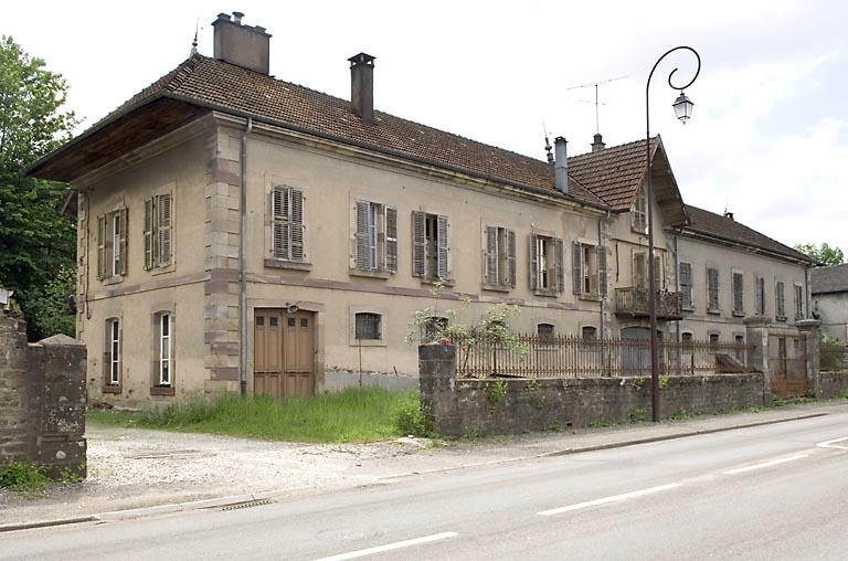 Vue d'ensemble depuis la rue.