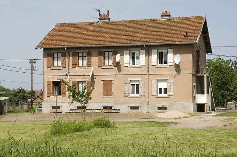 Logement ouvrier à 4 appartements. Elévation sud.