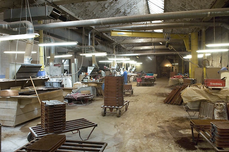 Atelier de moulage. Postes de mouleurs.