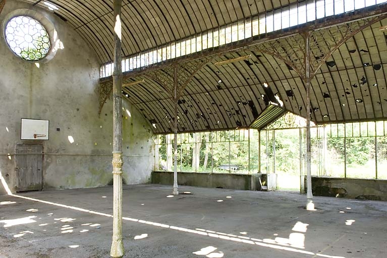 Intérieur de la serre. Vue de côté.