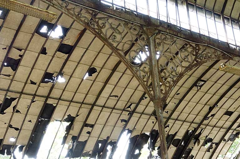 Intérieur de la serre. Console de la charpente métallique.