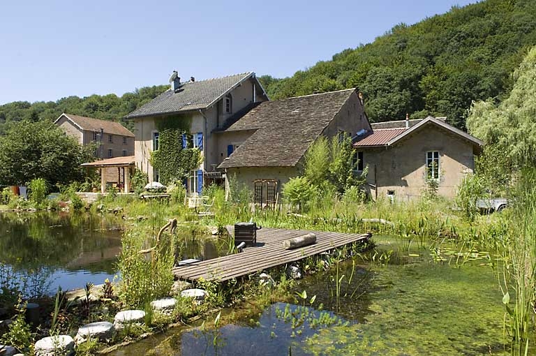 Le moulin et les logements depuis l'est.