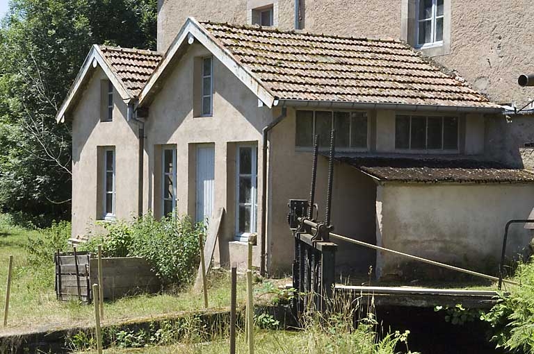Le bâtiment d'eau et le vannage de décharge.