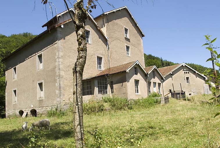Vue de trois quarts arrière.