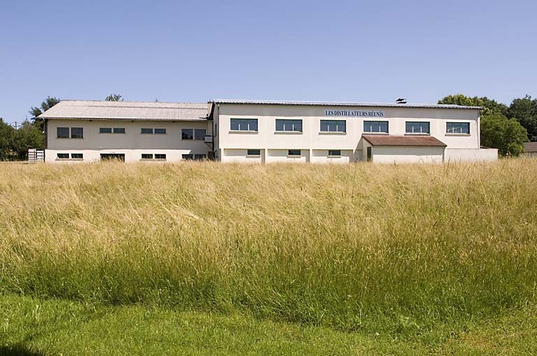 Vue d'ensemble de la nouvelle distillerie.