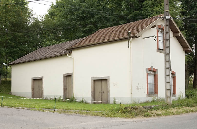 Ancien atelier de fabrication situé à l'est de la route départementale.