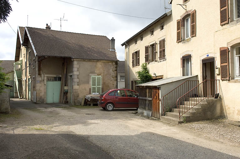 Chai, atelier de distillation et logement.