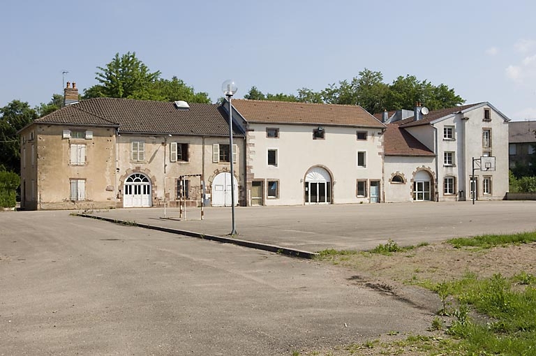 Bureaux, logements et remises. Vue depuis le sud.