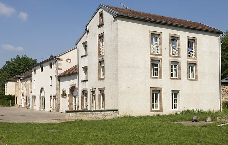 Bureaux, logements et remises. Vue de trois quarts.