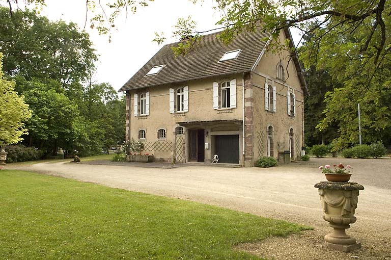 Logement (ancien chenil). Vue de trois quarts arrière.