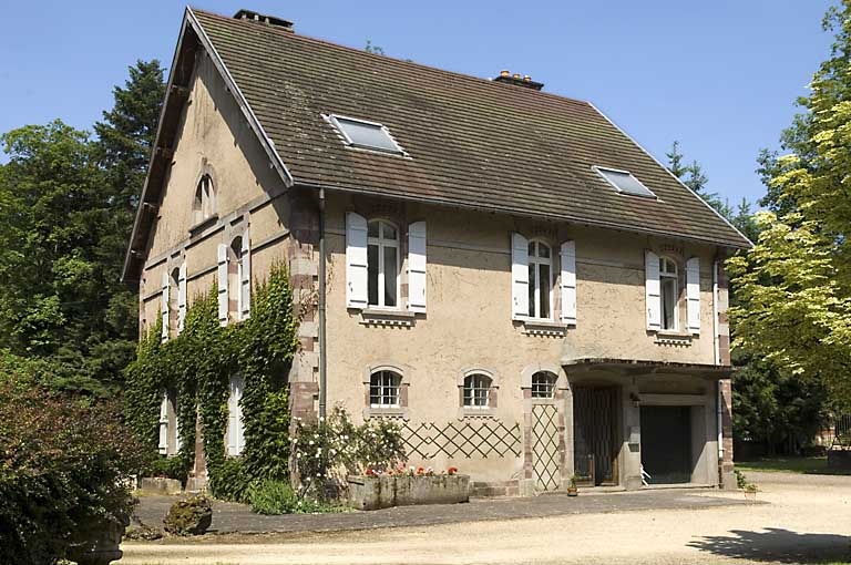 Logement (ancien chenil). Vue de trois quarts.