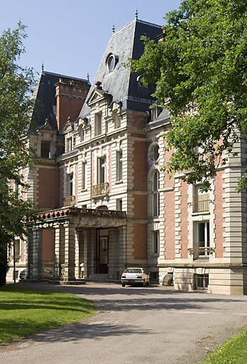 Logement patronal. Façade antérieure vue de trois quarts.