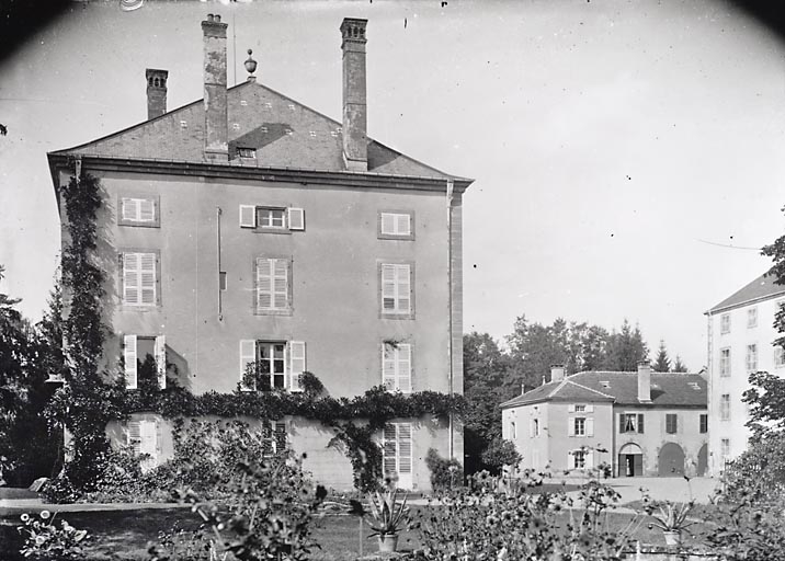 L'ancienne demeure patronale depuis le sud.