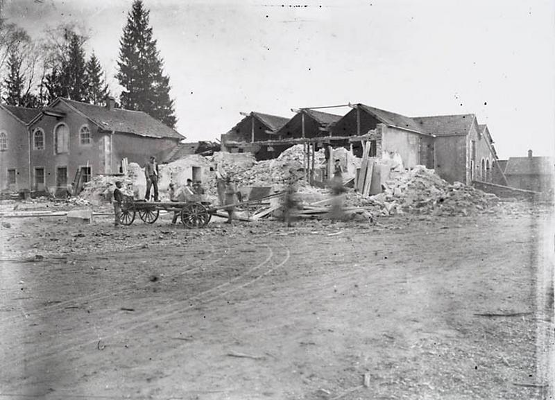 Démolition de l'ancienne filature (magasins de stockage ?).