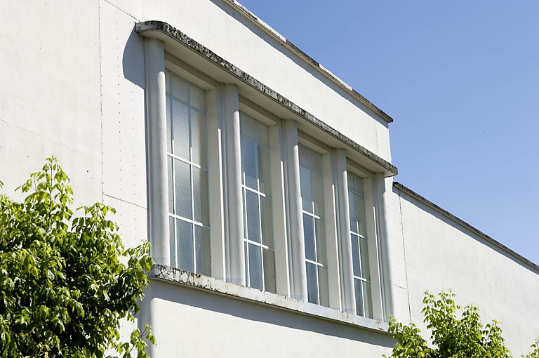 Façade sur rue des ateliers est. Détail d'une baie.