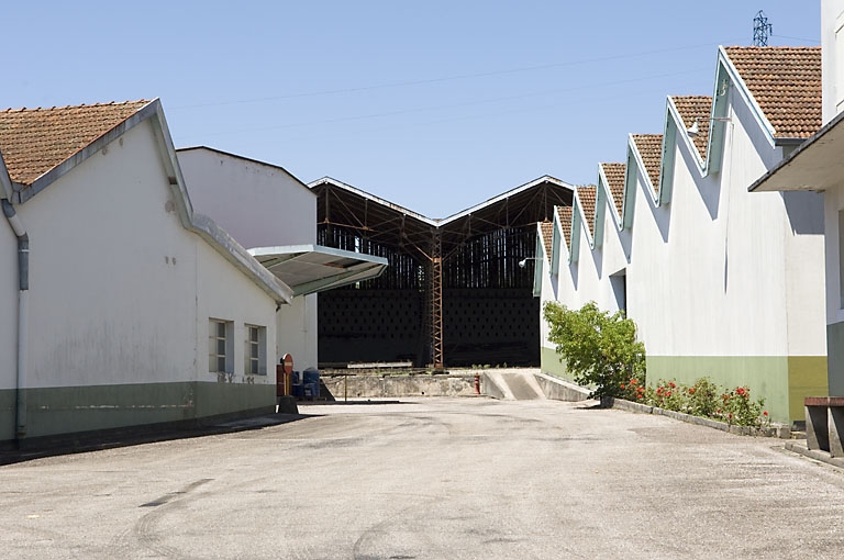 Extension nord de l'usine. Garages, entrepôt industriel (au fond) et magasin et menuiserie (à droite).