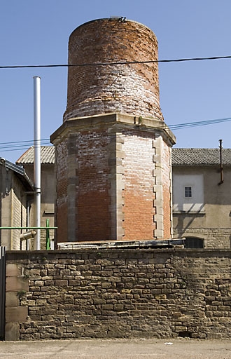 Base de la cheminée.