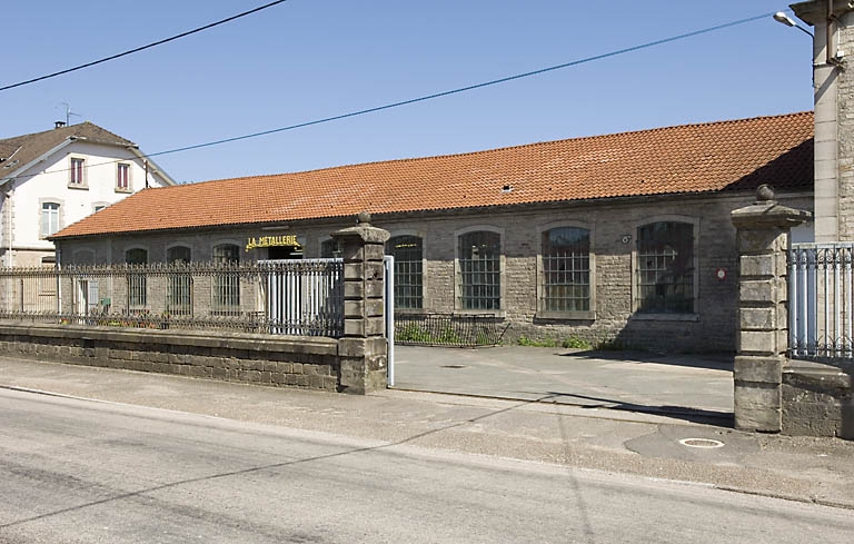 Cour et bâtiment nord en rez-de-chaussée.